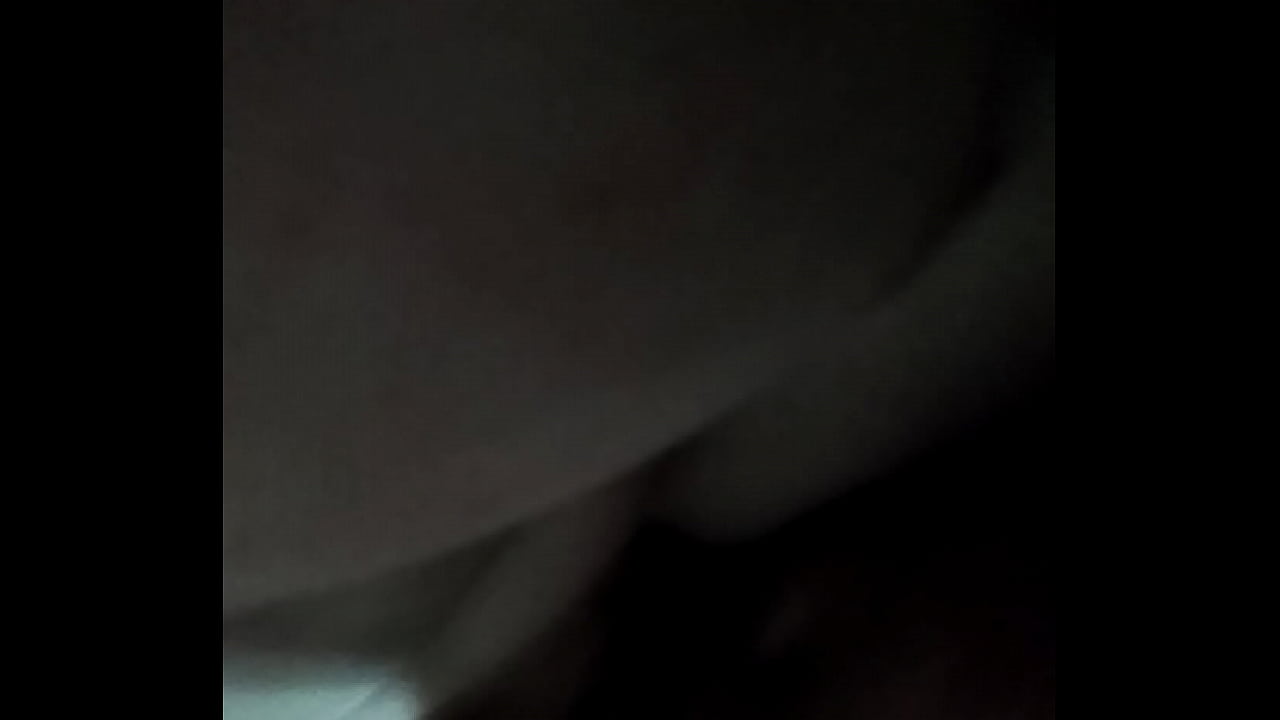 Pendeja se toca mientras se la meto