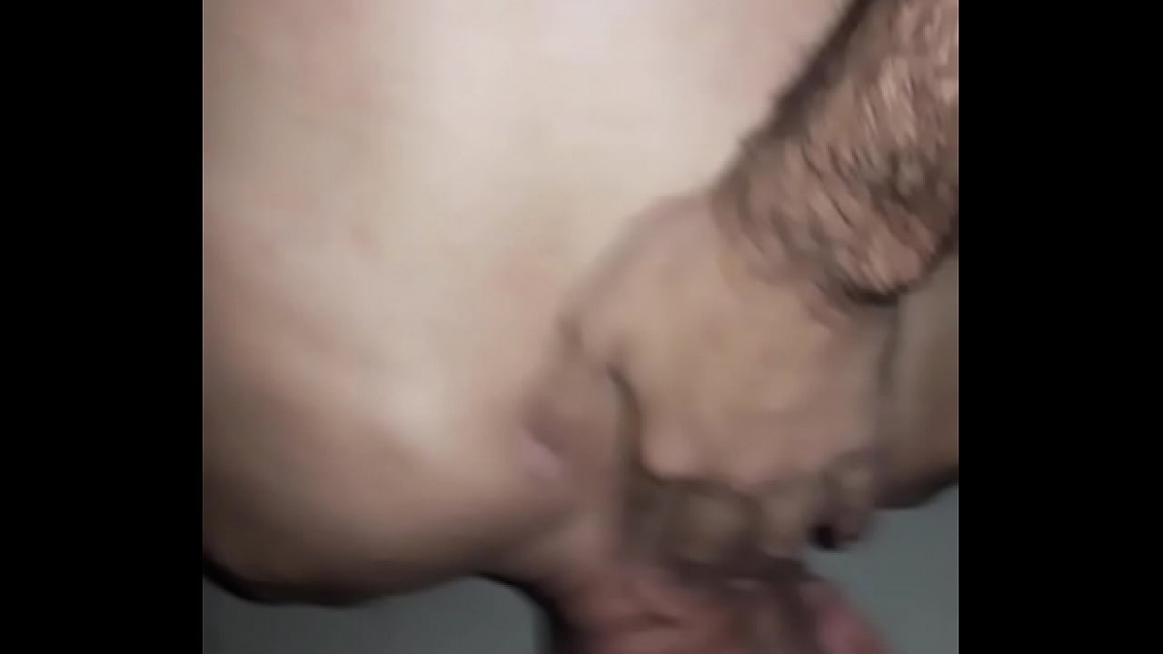 Fudendo coroa no pelo em sauna