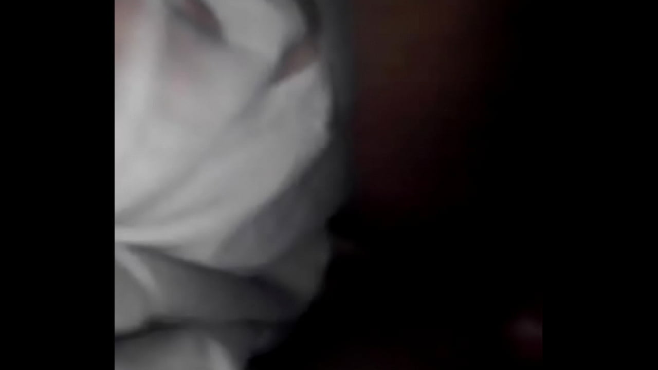 Cojida pose abierta entre hombres