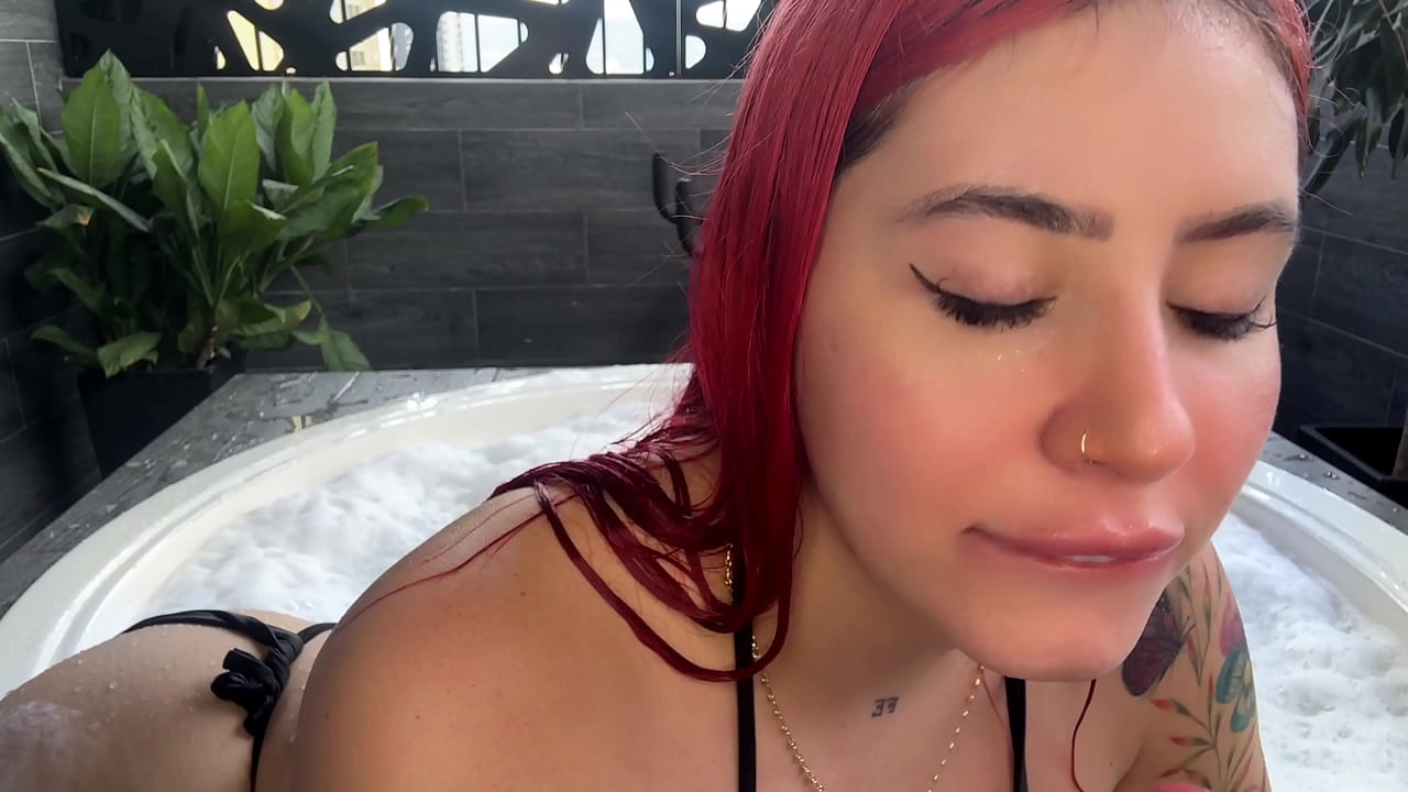 Mi novio me folla en el jacuzzi de un hotel