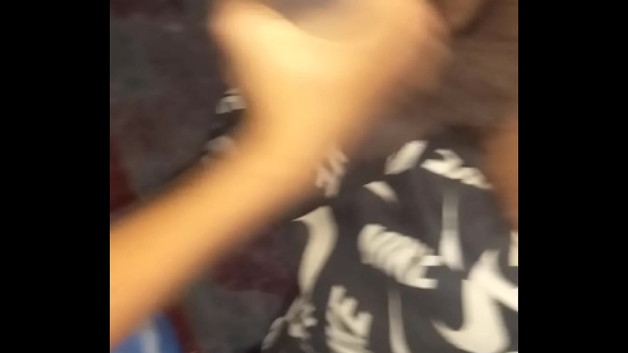 Universitaria en primer d&iacute;a limpiando casa es fallada por su jefe delante de novicito