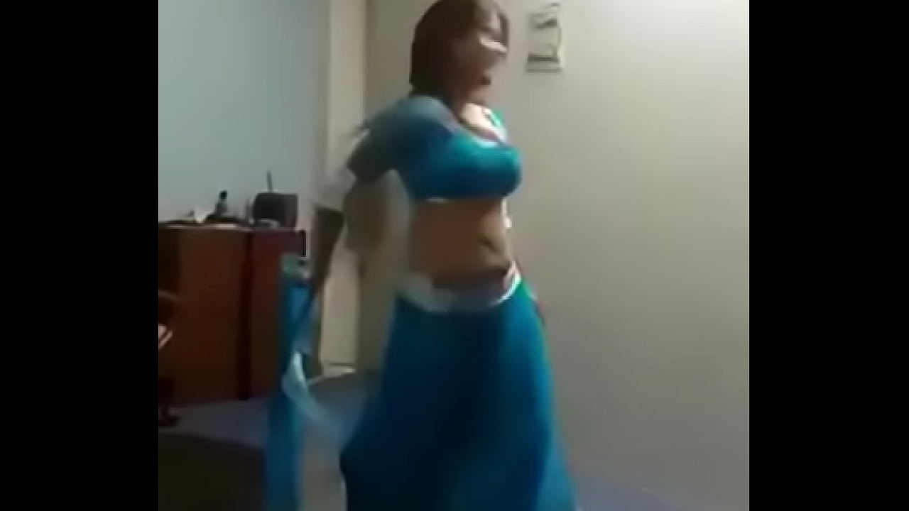 Indian girl dancing for her boyfriend(waowaa)