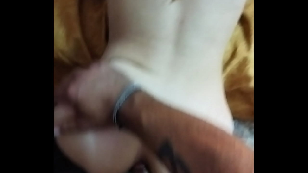 Me mete la verga por mi culo apretado