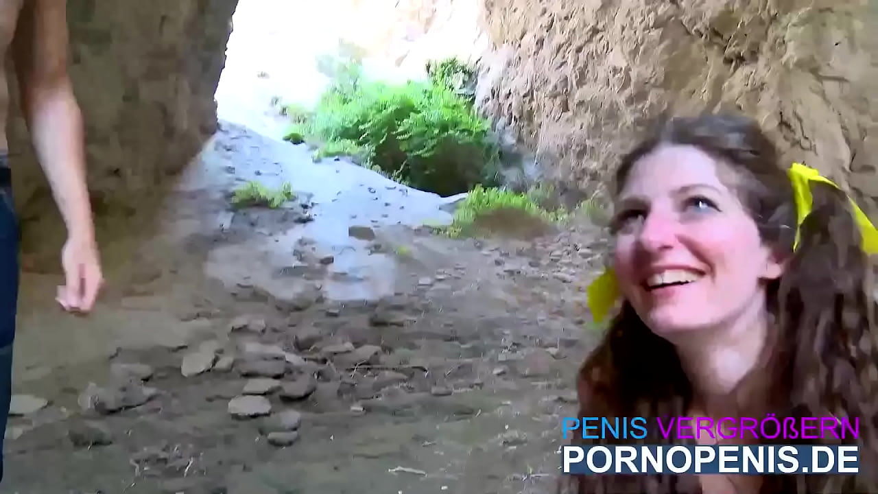 Hei&szlig;e freche und lustige Hottie Schlampe bekommt einen warmen dampfigen Fick im Freien