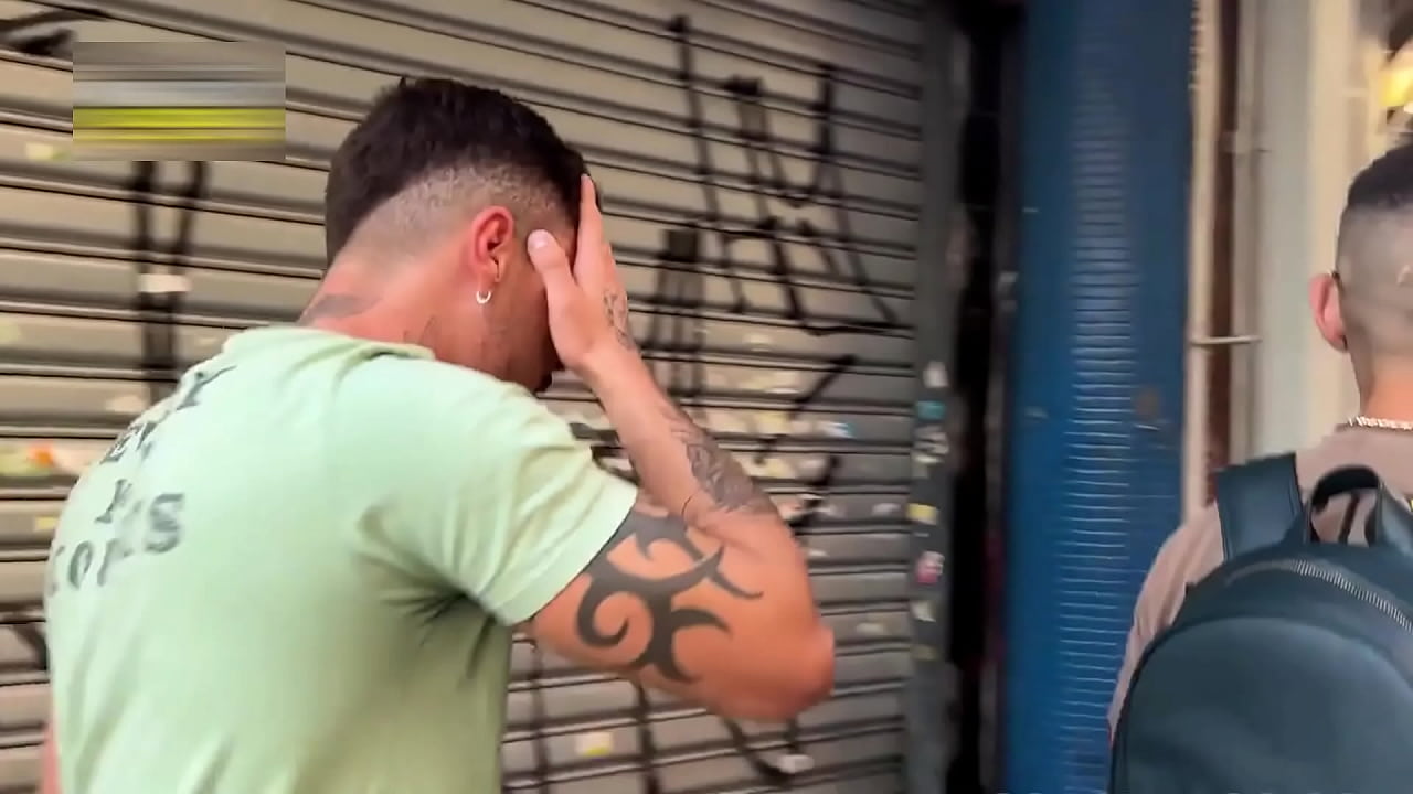 Amigo foi assaltado e levei ele pra casa. Cuidei dele direitinho, dei rola e leite pra ele melhorar. Parte I