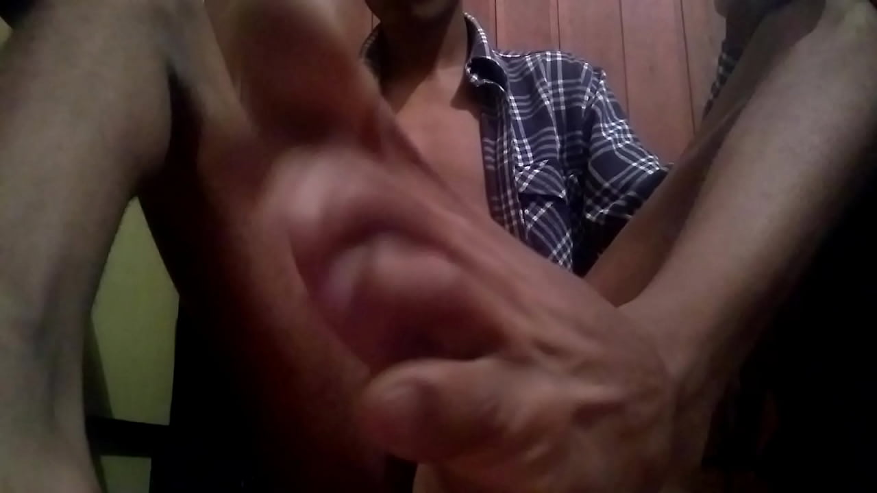 Punheta mostrando os p&eacute;s