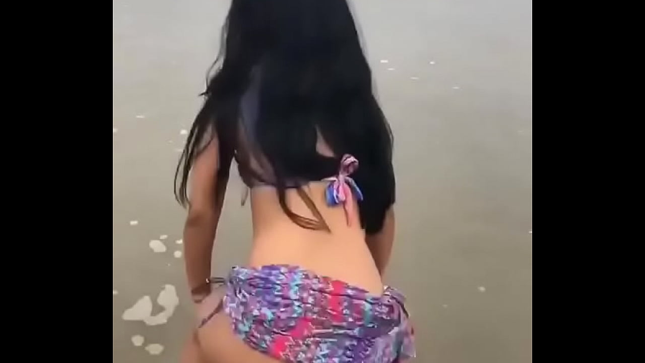 Dan&ccedil;ando de calcinha