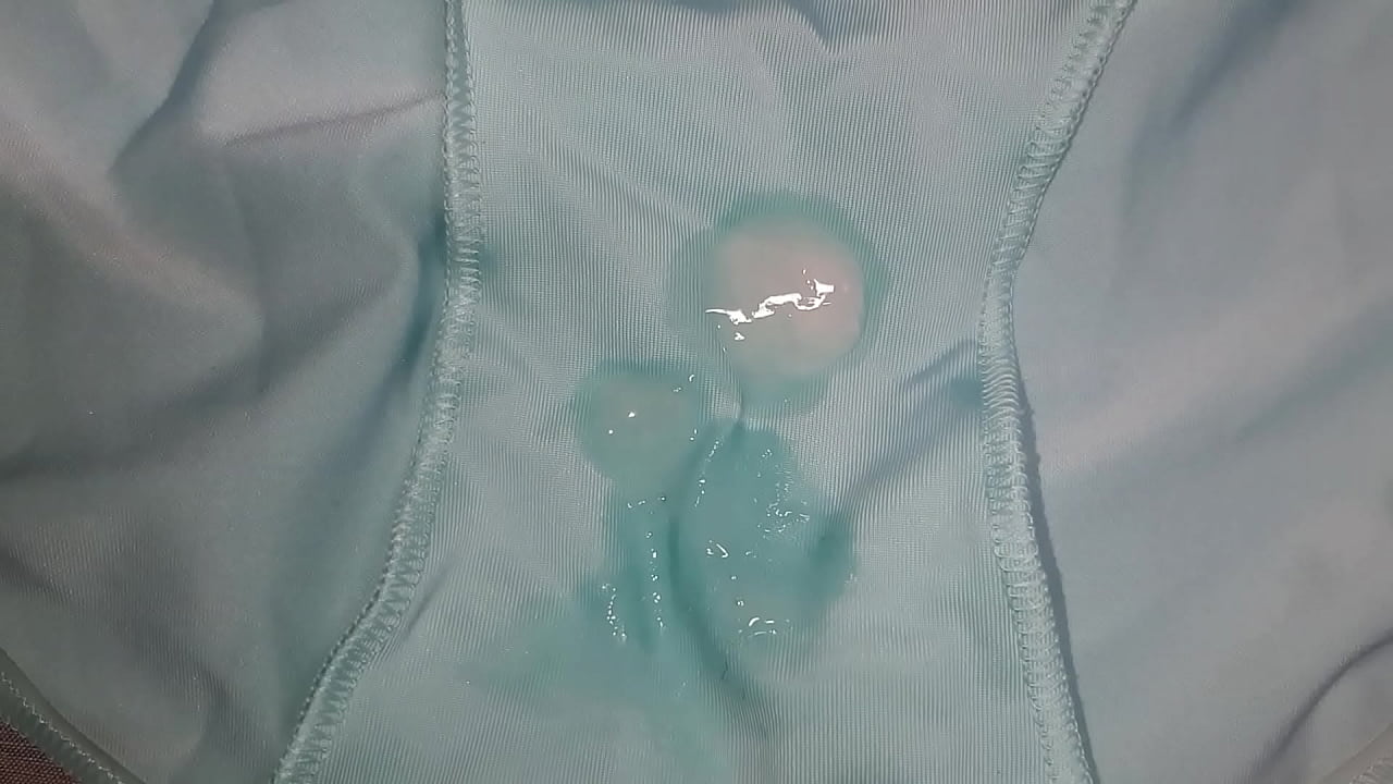 Le ech&eacute; toda la leche a los calzones celestes de mi compa&ntilde;era