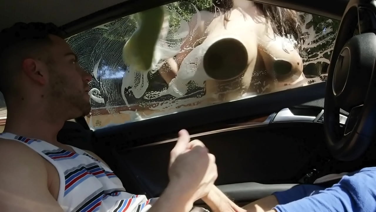 Angela White a surpris une voisine voyeuse en train de se masturber avec ses &eacute;normes seins - MOFOS21