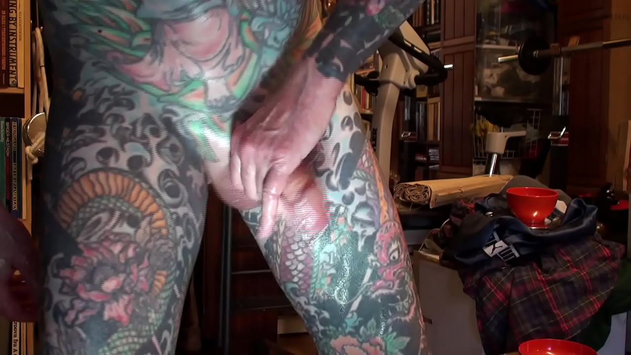 LeeHarper Pinnomen - a Popular Heavy Inked Tattoo Boy and Gay-Porn Performer, Jerks Off in front of His Web Audience