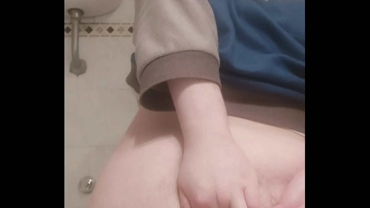 Chubby boy insert a little dildo and the rose is already coming out