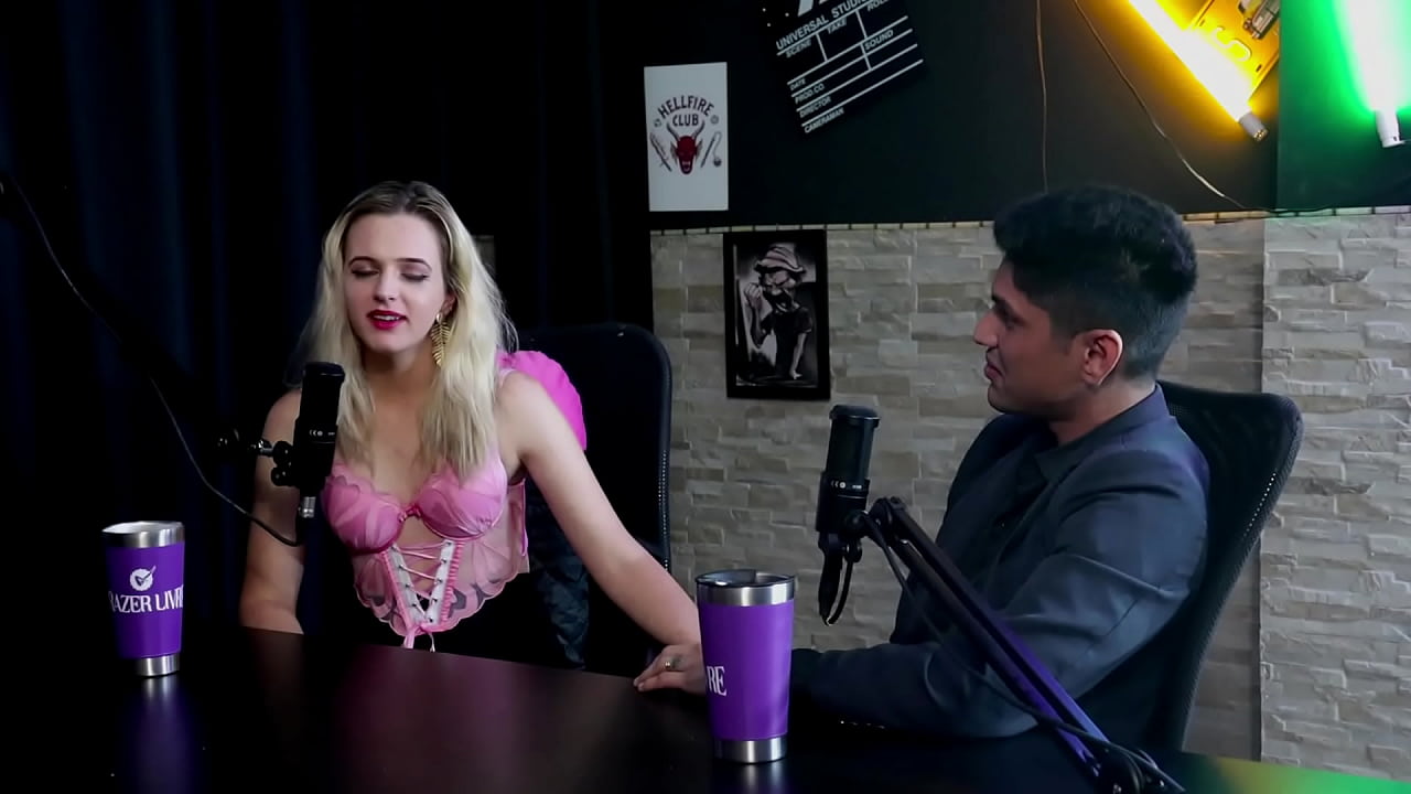 Fazia a m&atilde;e sair de casa pra transar, tem fetiche em sururba, n&atilde;o batia punheta e o seu quarto vermelho... - Adryh Prcybylovicz e Alex Hanndrykxi (SHEER/RED)