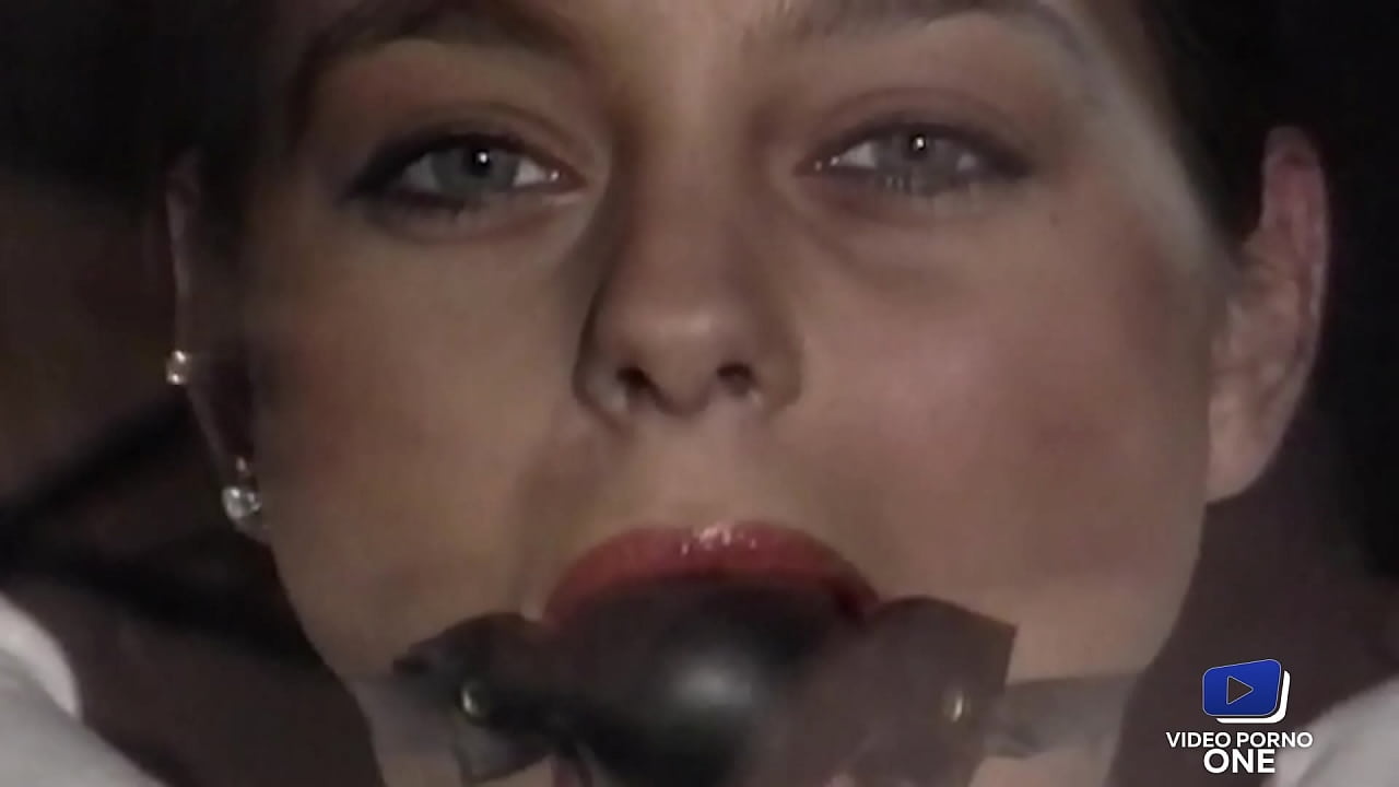 Je regarde une grosse salope se faire d&eacute;foncer par tous les trous