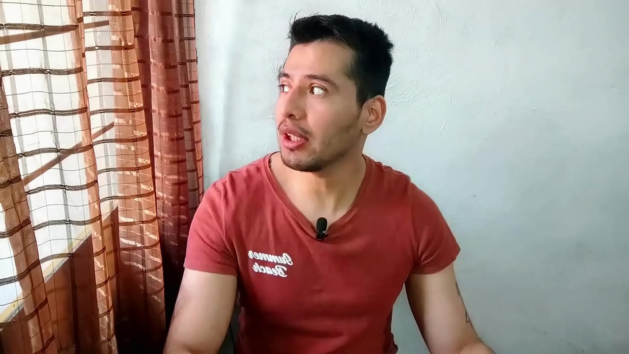 Joven de 19 a&ntilde;os es soprendido usando un dildo por el mejor amigo de su hermano y se lo termina follando con sus 19cm