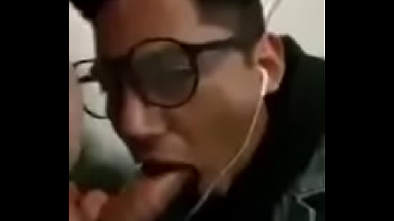 Metro gay mamada pene leche