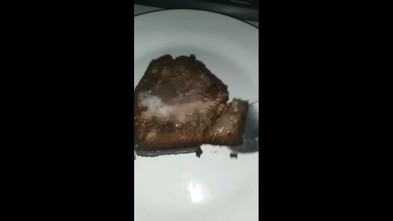 Comendo bolo coberto com a minha porra