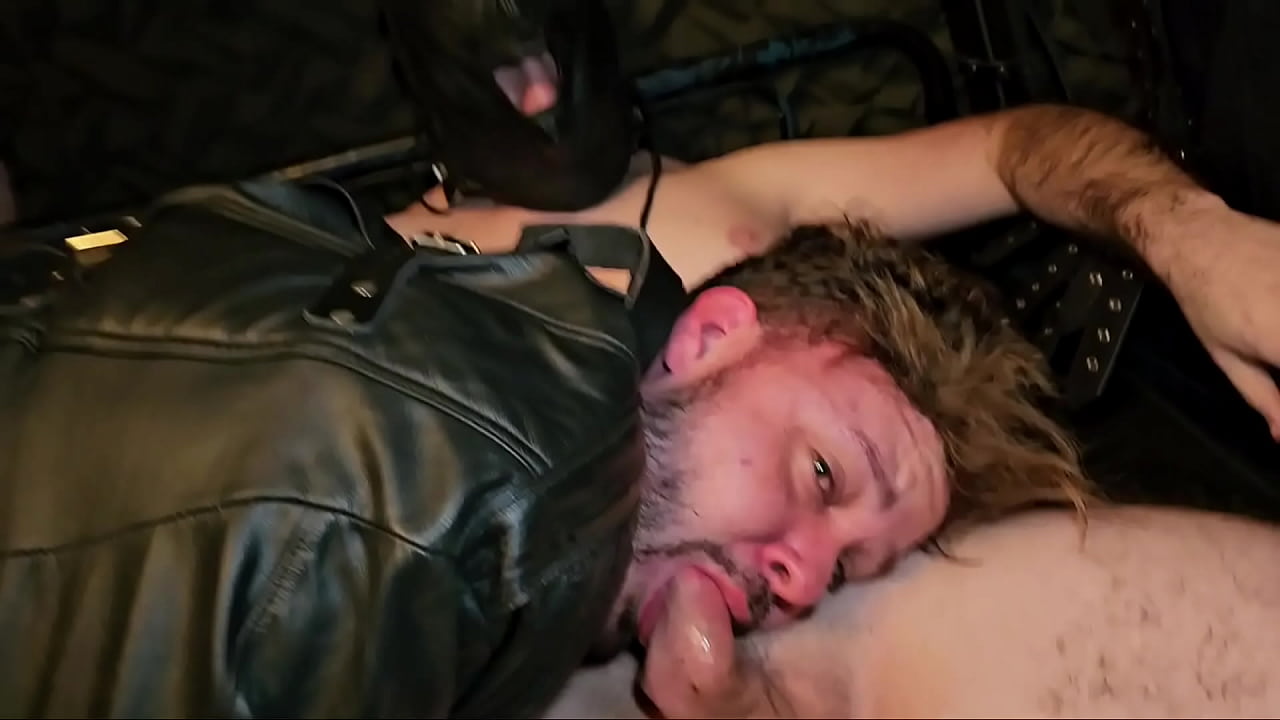 Dom Barbudo acabou com o CU do novinho , fez dele um escravo. Muita putaria BDSM dogplay e humilha&ccedil;&atilde;o.