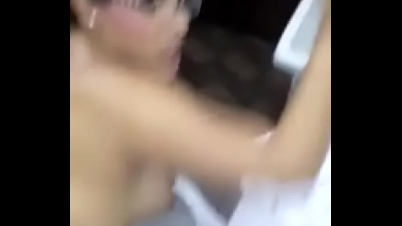 Rica madura culiando en el ba&ntilde;o gime rico