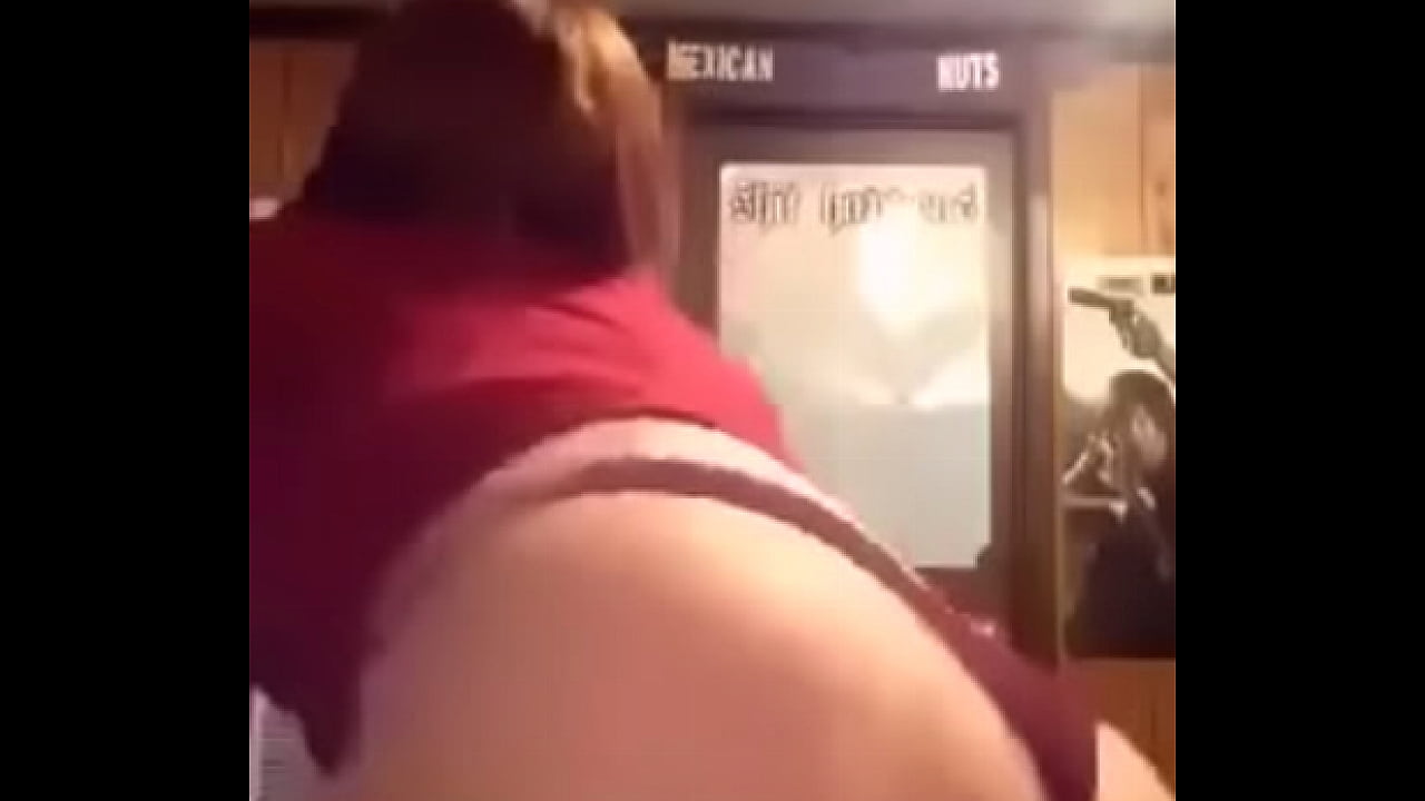 Little sister shaking ass