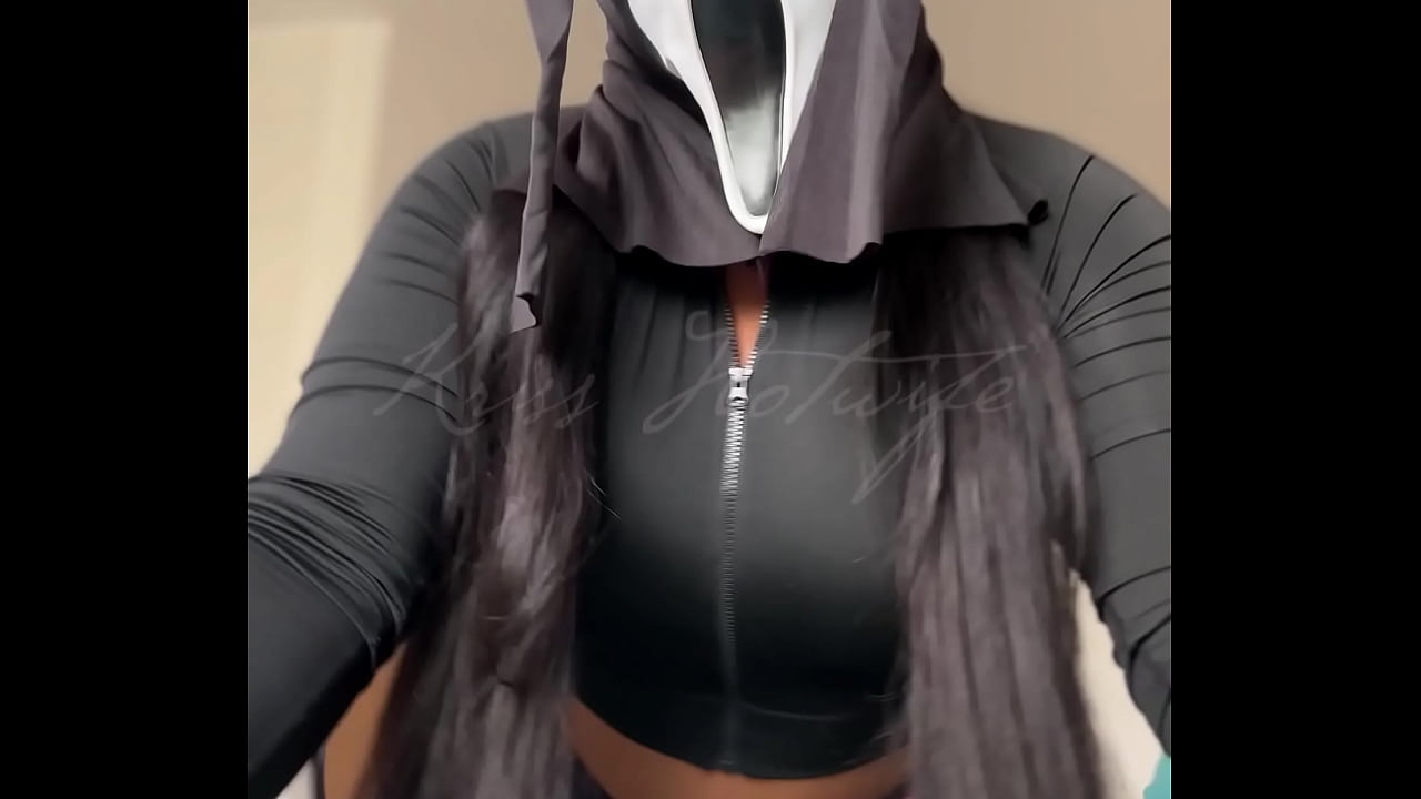 Uma gata preta passando na sua telinha nessa sexta 13 ?? Vem assistir a vers&atilde;o safadinha desse v&iacute;deo que acabei de postar no VIP!