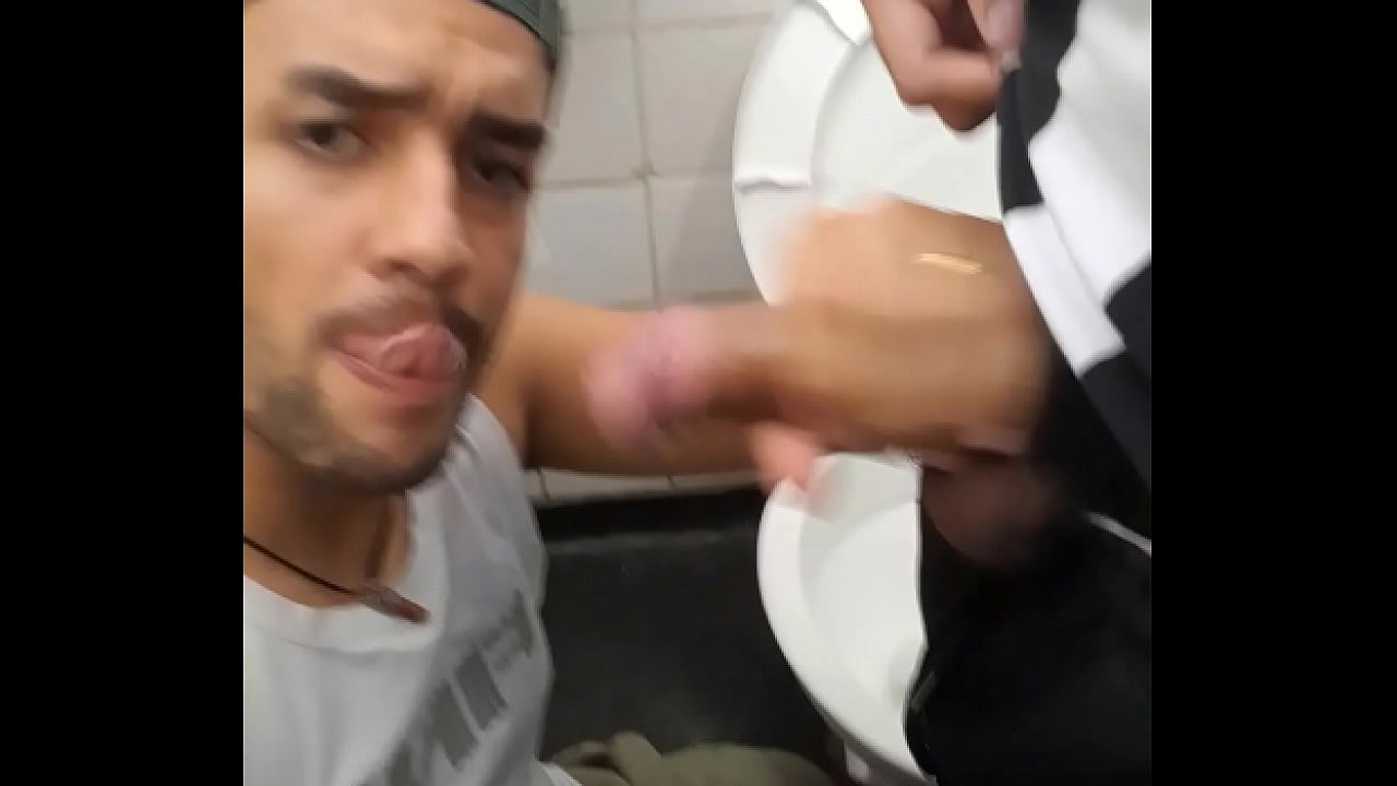 ENCONTREI ESSE TORCEDOR ROLUDO NO BANHEIRO E DEI UM BOM TRATO NA PICA DELE.