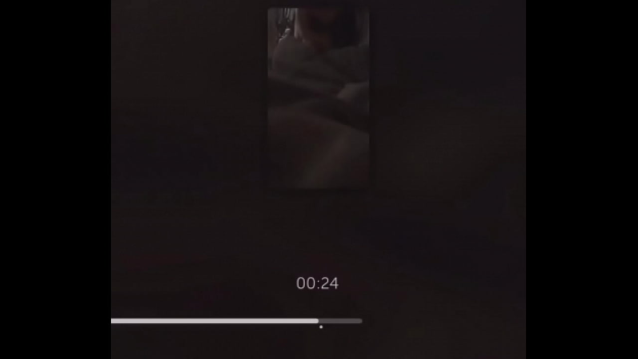 Pendejo ense&ntilde;a las tetas de su mujer