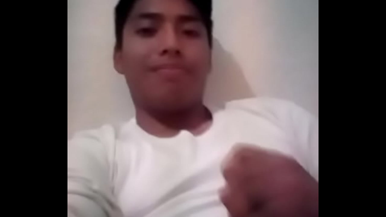 Me puse caliente y se me paro, as&iacute; que me empec&eacute; a masturbarme se me puso bien dura la verga