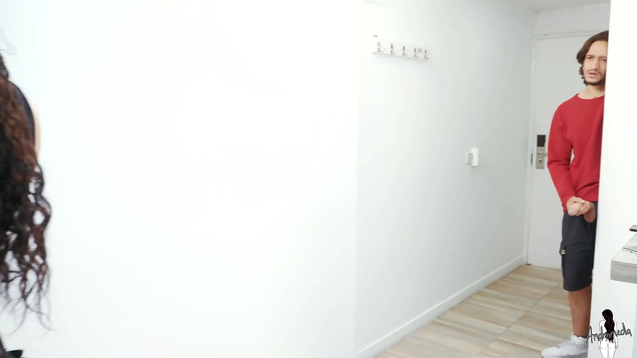 El hermanastro de mi novia nos espia mientras tenemos sexo en la cocina y lo seduzco para que me folle el tambien