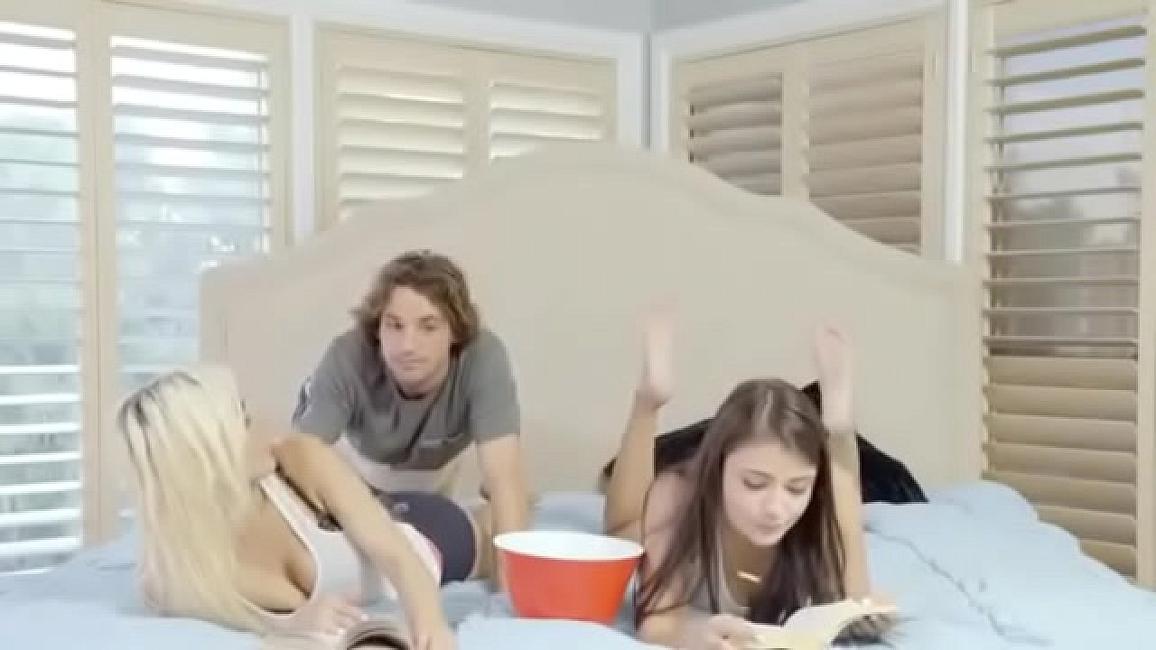 Comendo uma loira e uma morena de quatro