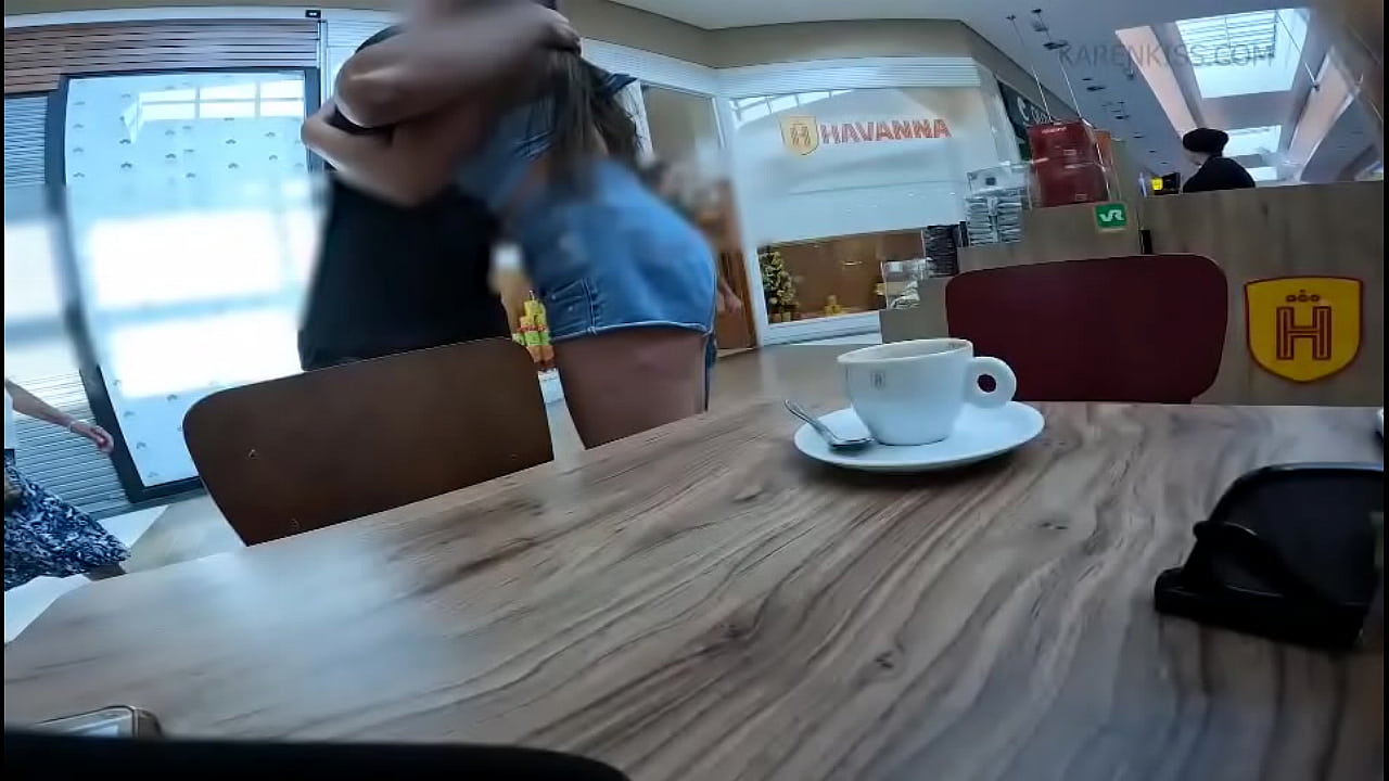 Ele passou e n&atilde;o acreditou que estava la, andou v&aacute;rias e v&aacute;rias vezes para chegar e desenrolar um papo e no final conse...