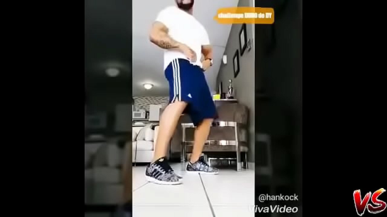 Meninos dan&ccedil;ando gostoso