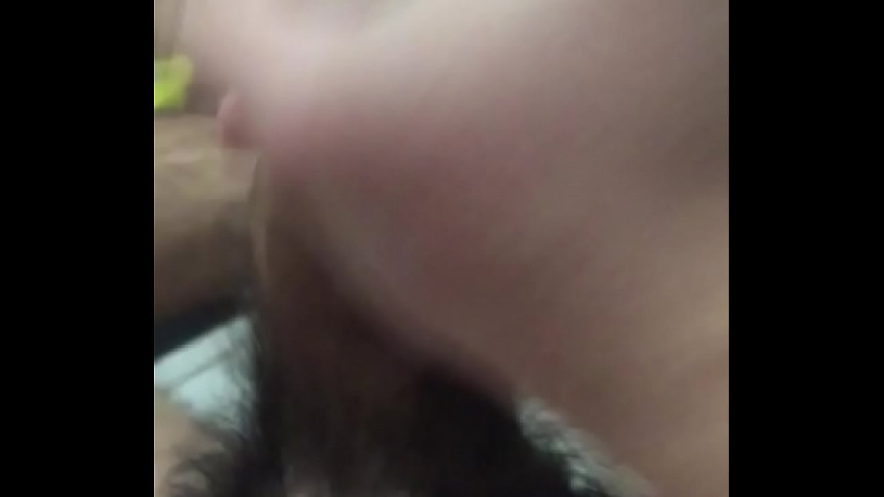 Joven muestra su pene