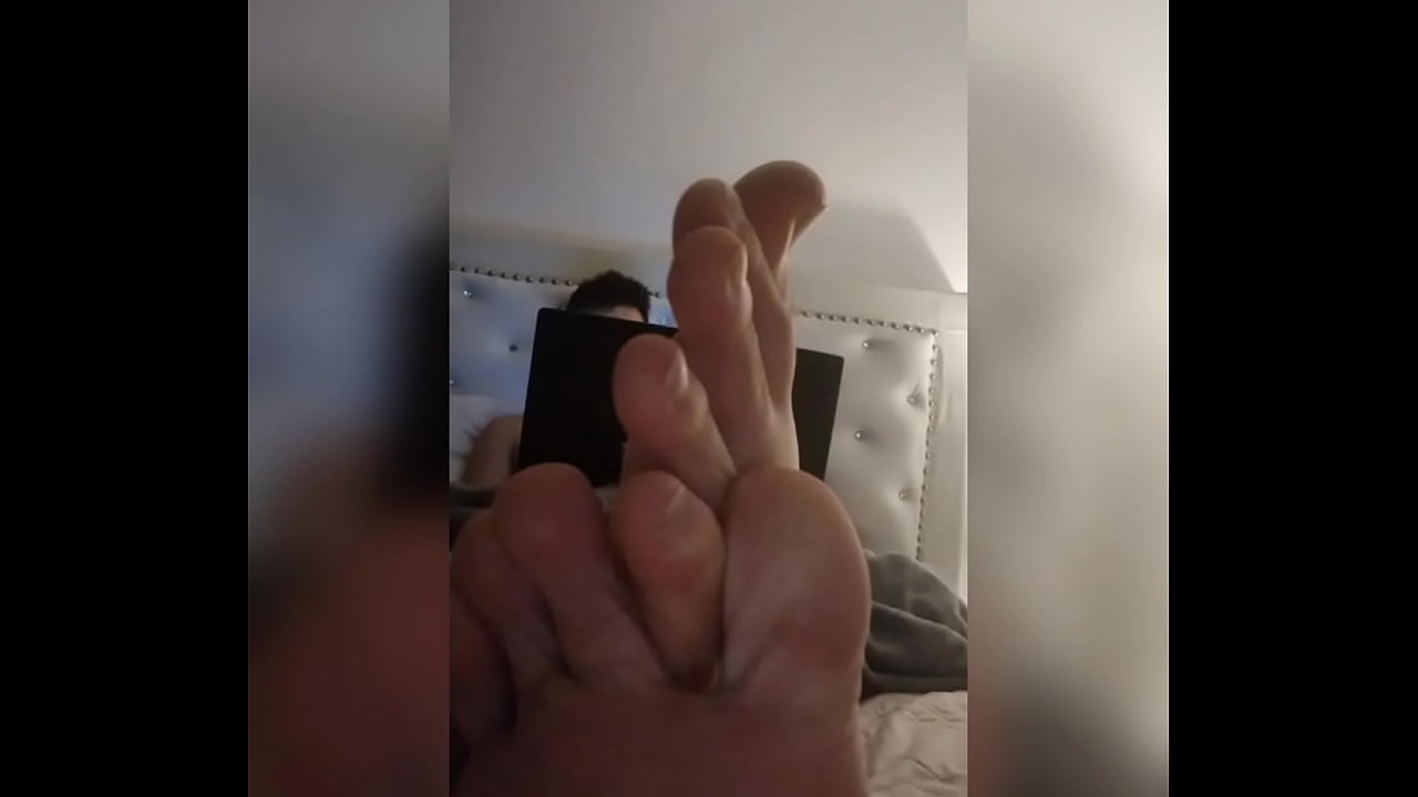 Lat&iacute;n boy shows us his feet