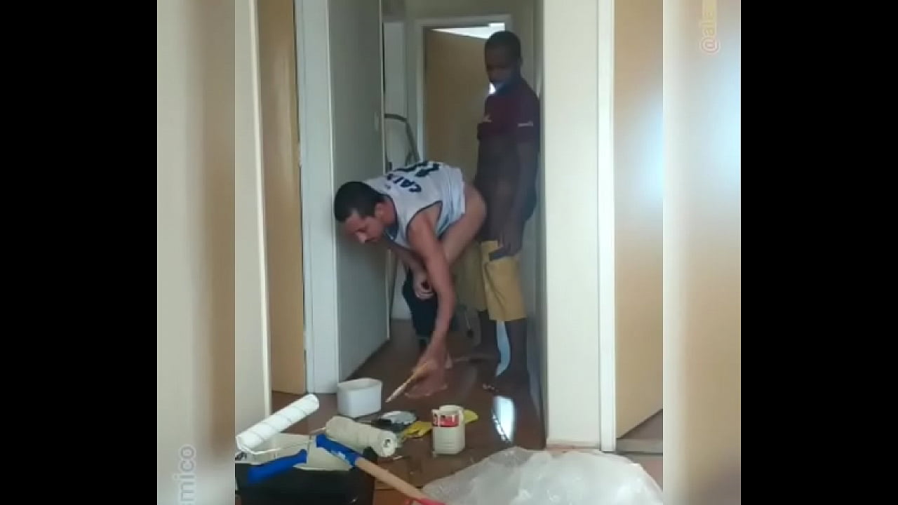 negao pintor metendo pica na obra