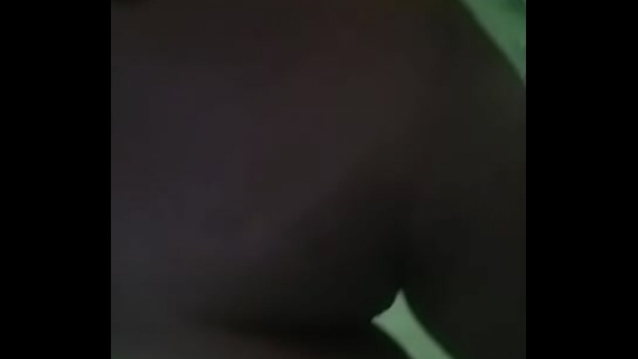 Ale nua mostrando o corpo nu