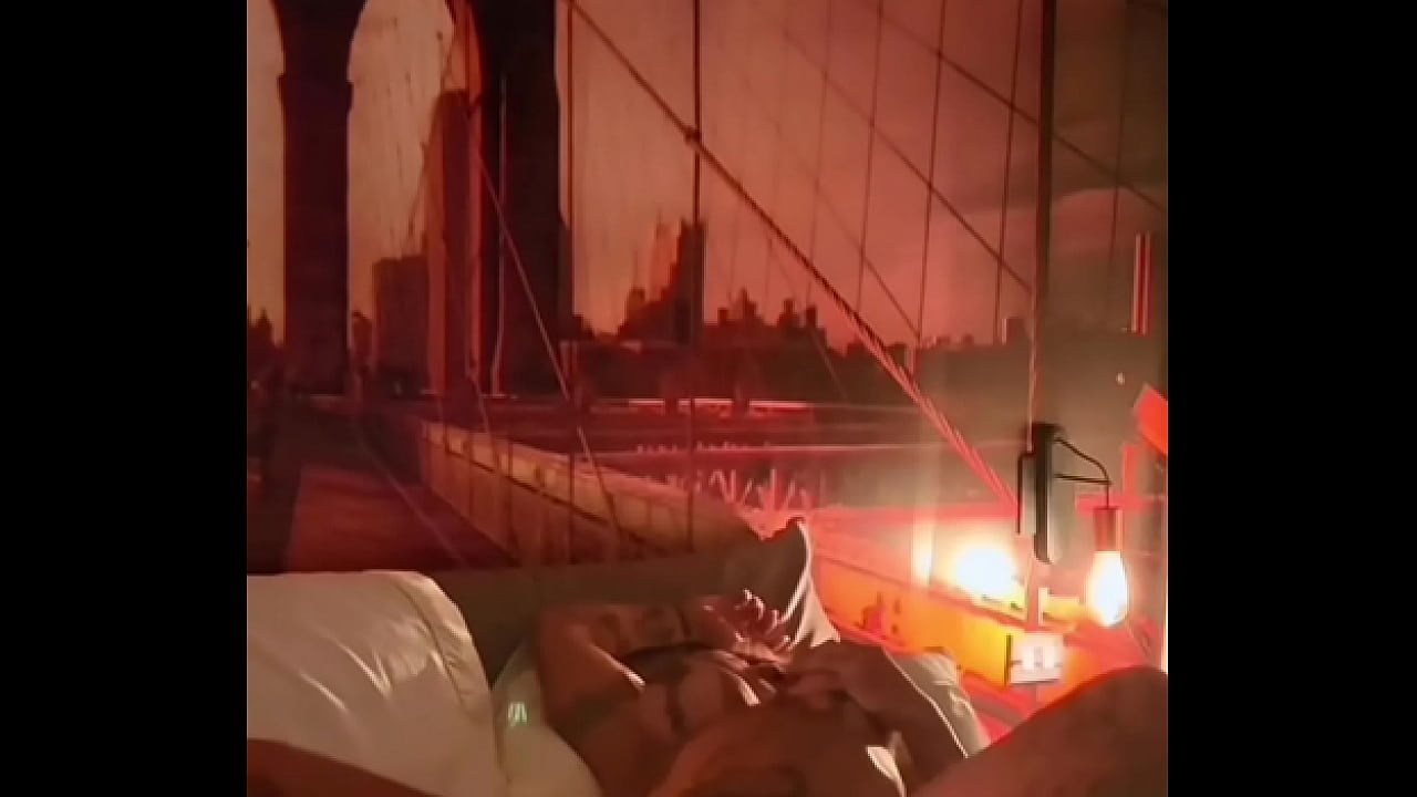 Mait&ecirc; Hedon&ecirc; &eacute; uma Milf que acorda sempre com muito tes&atilde;o. Fica se contorcendo e se esfregando na cama at&eacute; gozar.