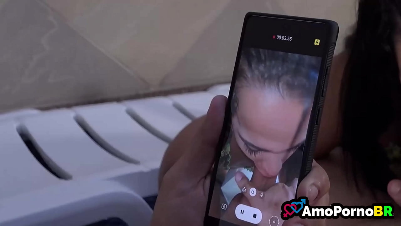 Porn&ocirc; com Hist&oacute;ria - Meu namorado enviou por engano, nosso v&iacute;deo pro meu padrasto - AmoPornoBR