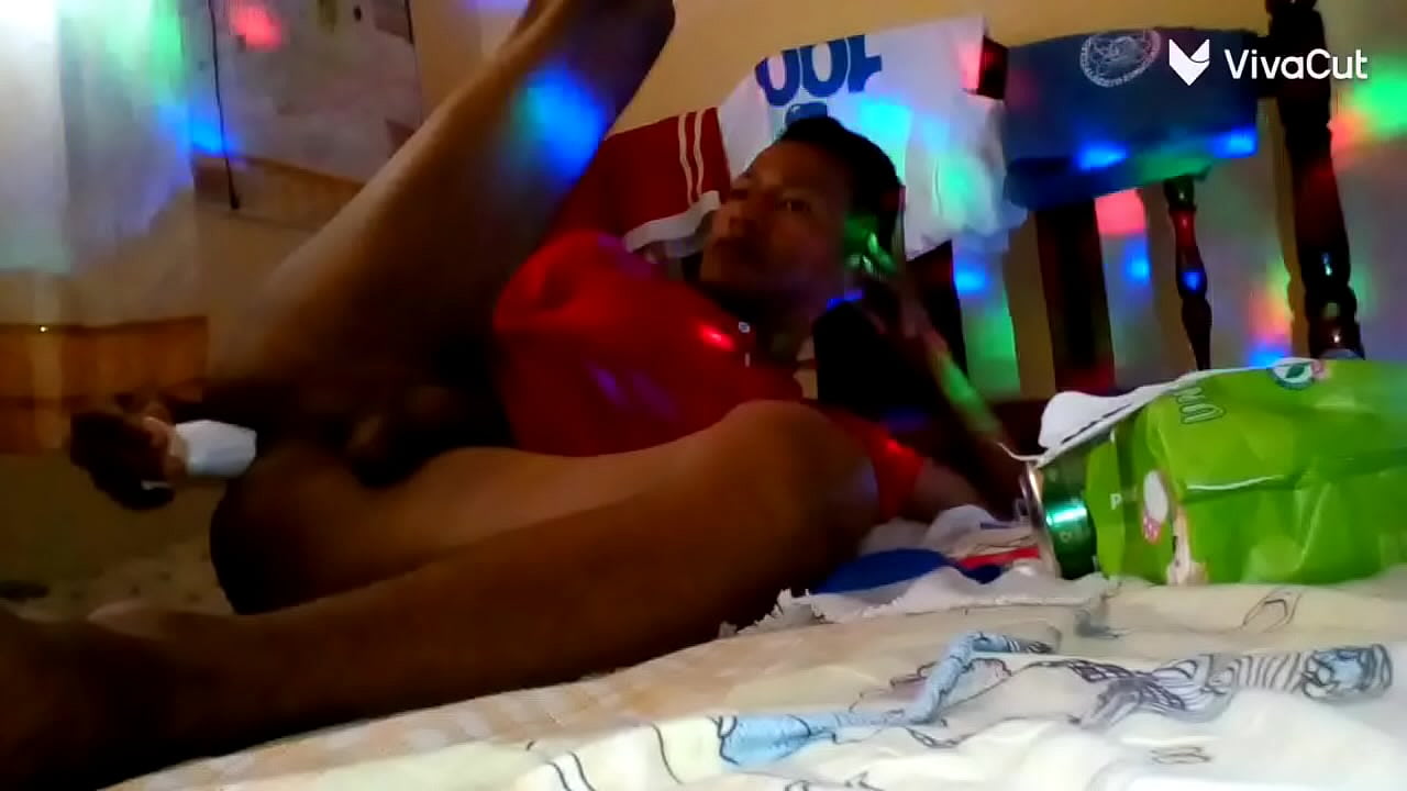 flaco cachondo transmite y se pajea con cada comentario o reacci&oacute;n y le encanta estar de puto cogiendose