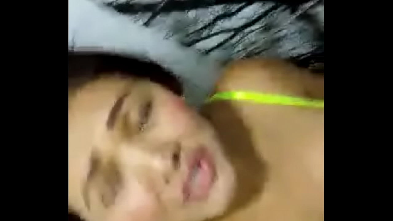 masturb&aacute;ndose en la ducha