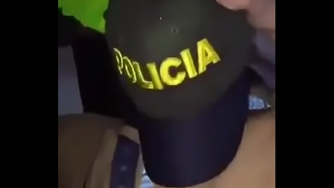 Guardia chupando dos pijas