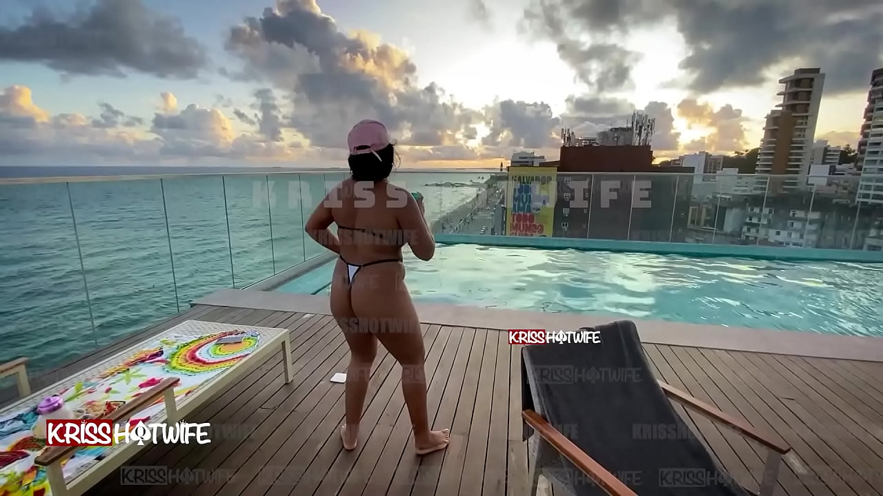 Dan&ccedil;ando de micro biquini na piscina do hotel