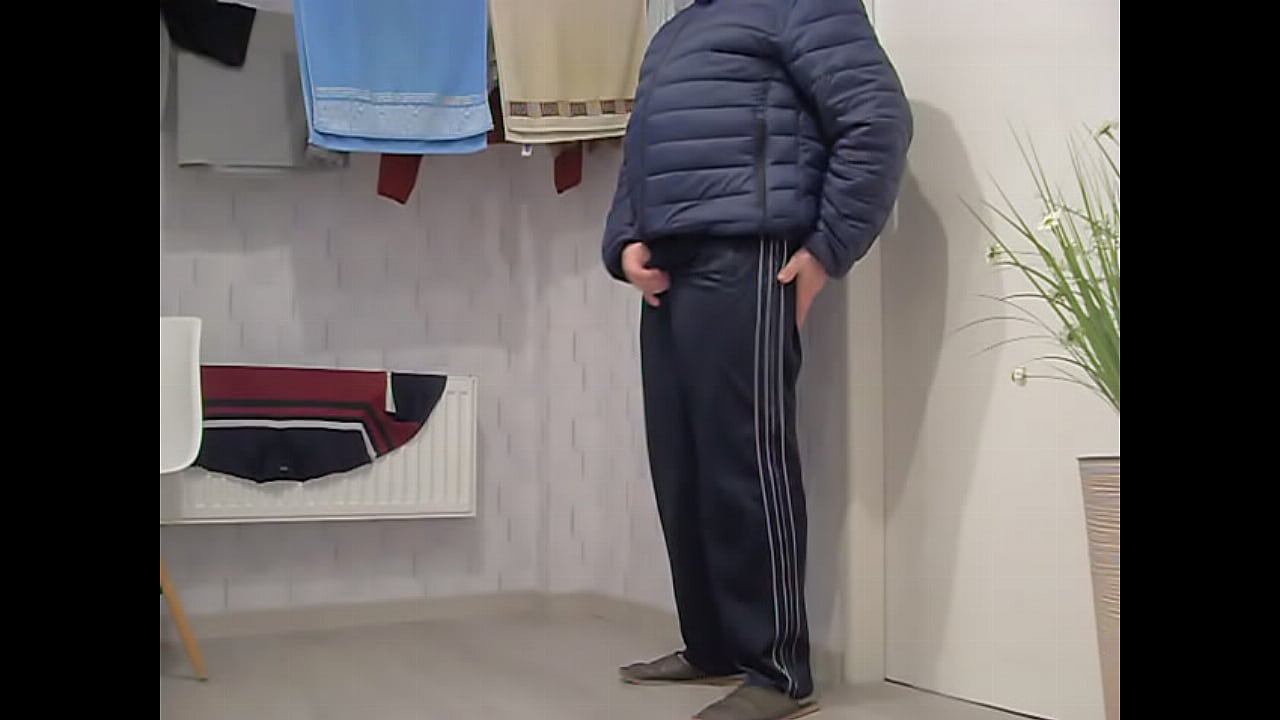 Gej w śliskiej kurtce i dresach porno