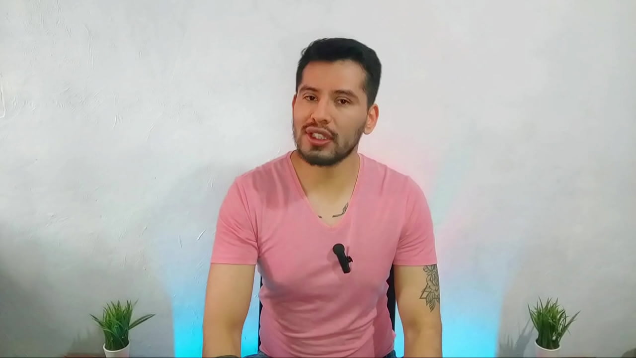 Joven hetero con novia le mete la verga a escondidas de su novia a su roomie !