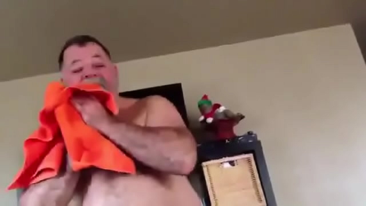 Coroa chupando uma rola e bebendo a porra