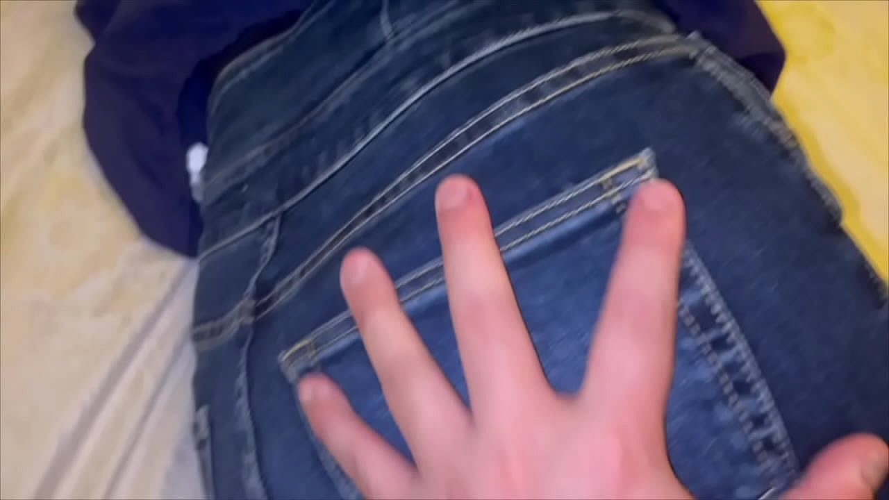 男友達と浮気SEXする女子大生。彼氏の遠距離でSEXしたくてもできないから我慢できずに...