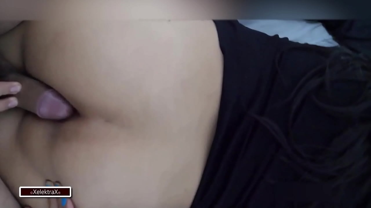 El padrastro tiene a su hijastra de 18 a&ntilde;os en la cama saca su verga y se la folla por el culo mientras su esposa lo espera