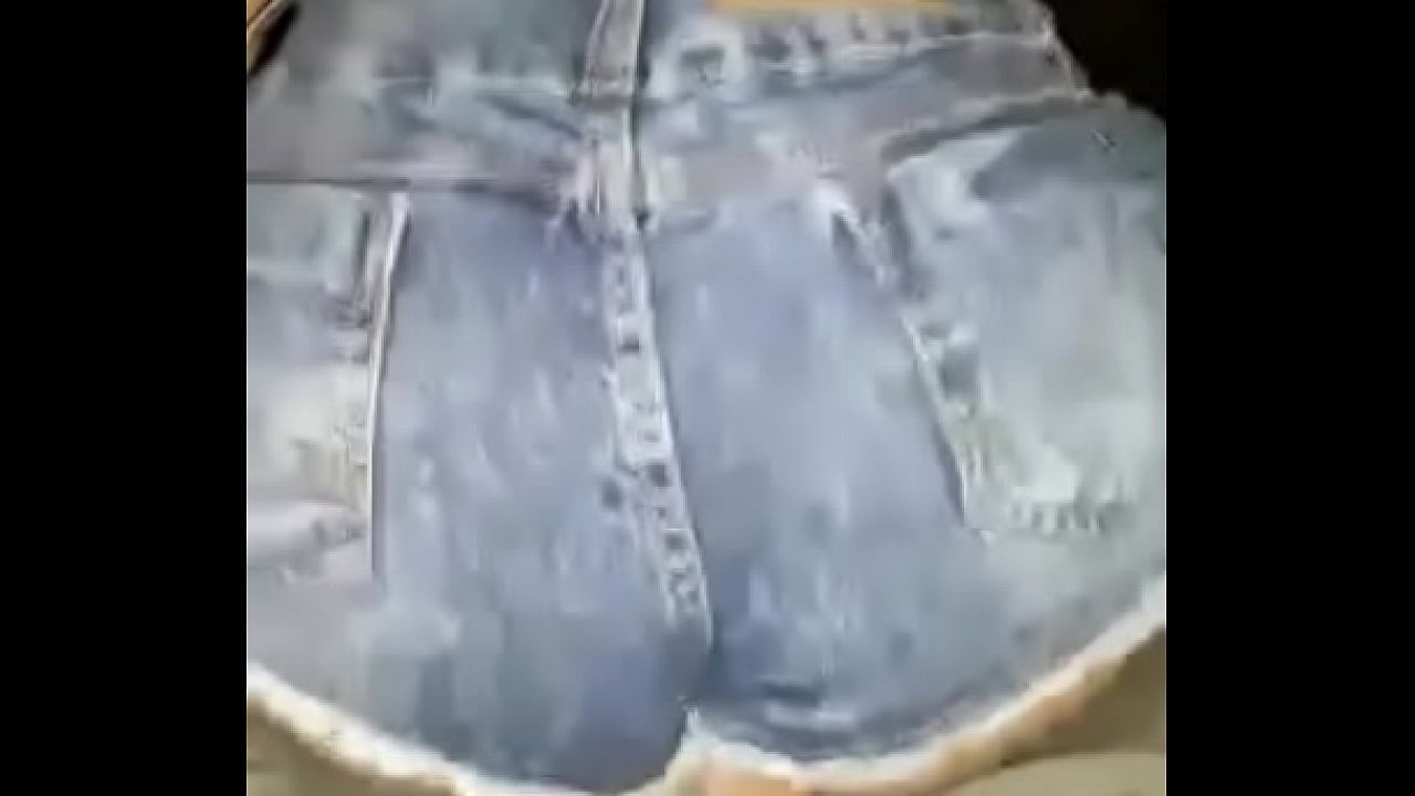 loira sentando sem tirar o short