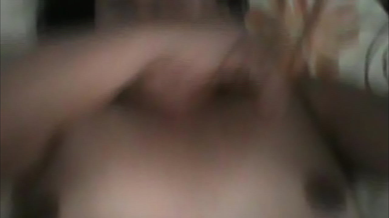 cachando a la vieja..... mientras el marido trabajando