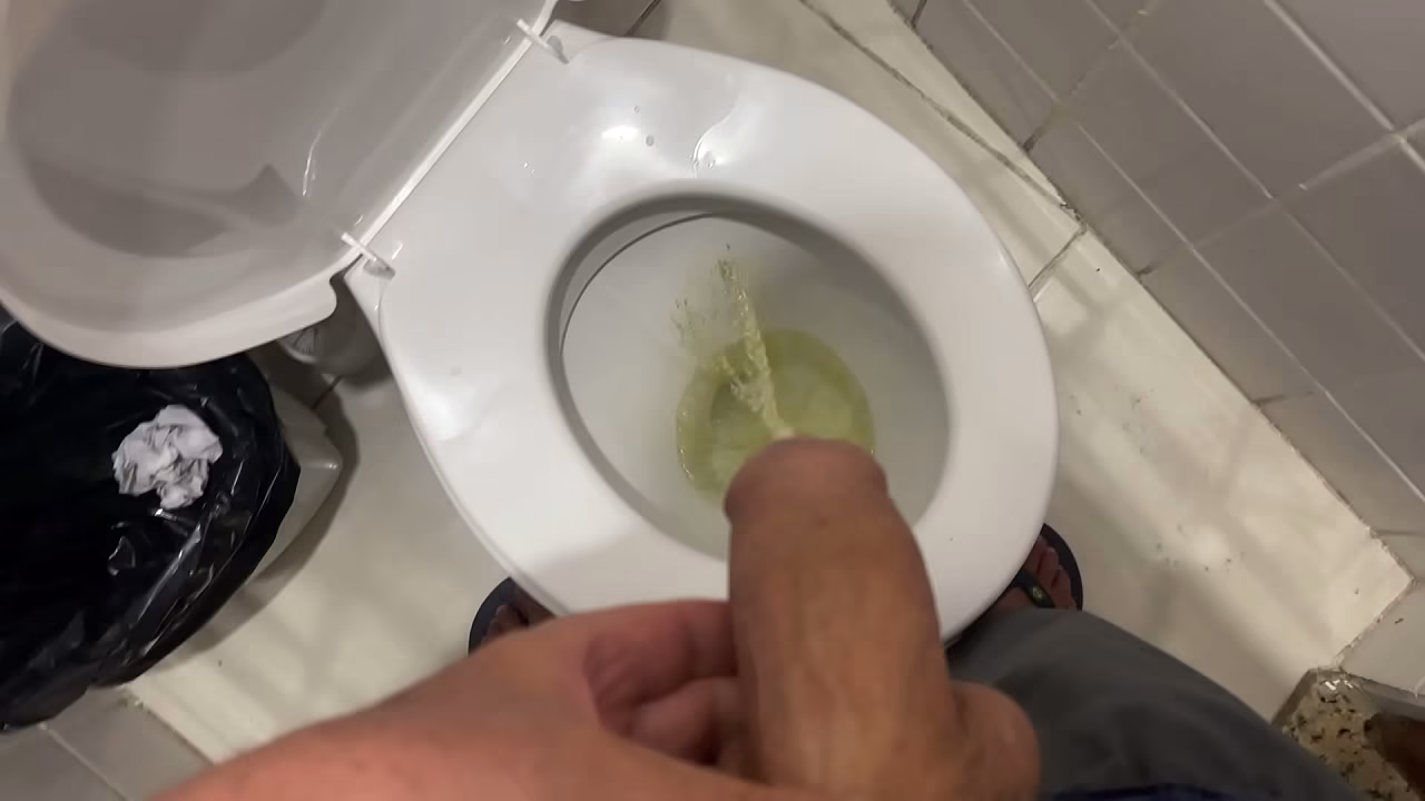 Rapaz Mijando no Banheiro P&uacute;blico Rio de Janeiro