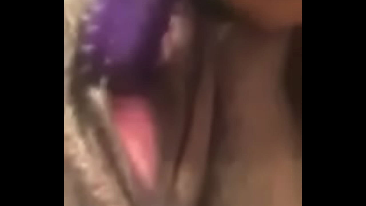 She always playin wit dat pussy